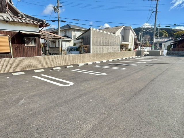 サクラ・コート阿成の駐車場