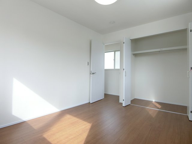 新潟市西区内野西2丁目の洋室