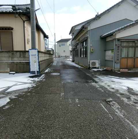 新潟市西区内野西2丁目の前面道路含む現地写真