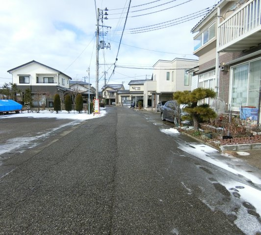 新潟市西区内野西2丁目の前面道路含む現地写真