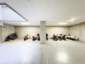 【駐車場】 | バイク置き場。空き区画の有無や駐輪料金、サイズおよび排気量規定などについては、改めてお問い合わせください。～即日のご見学可能～　お問合せはお気軽にどうぞ。