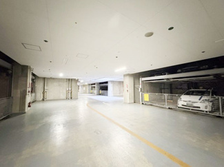 【駐車場】 | マンションの駐車場スペース。空きの有無や駐車料金、サイズ規定などについては、改めてお問い合わせください。～即日のご見学可能～　お問合せはお気軽にどうぞ。