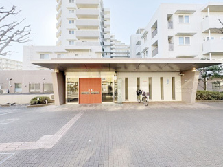 【エントランス】 | オートロックを備えた、マンションのエントランス。やはりセキュリティの観点は欠かすことができません。皆様を“安全”に送り出し、出迎えてくれます。～即日のご見学可能～　お問合せはお気軽にどうぞ。