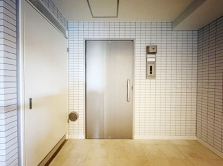 【その他共用部分】 | ダブルロック式の玄関ドアが皆様をお出迎え。お部屋のセキュリティの観点からも、うれしい設備ですね。玄関の色もシックで良い感じです。～即日のご見学可能～　お問合せはお気軽にどうぞ。