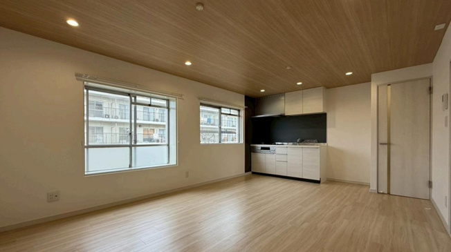 【居間・リビング】 | 久寺家マンションＣ棟 | リビングの窓からはあたたかな日差しが差し込みます(*'▽')