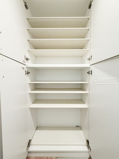 【収納】 | ロイヤルパレス | トールタイプのシューズボックスを配しました。棚板は可変式になっており、たくさんの靴のほか、小物も収納できるゆとりがあります。～即日のご見学可能～　お問合せはお気軽にどうぞ。