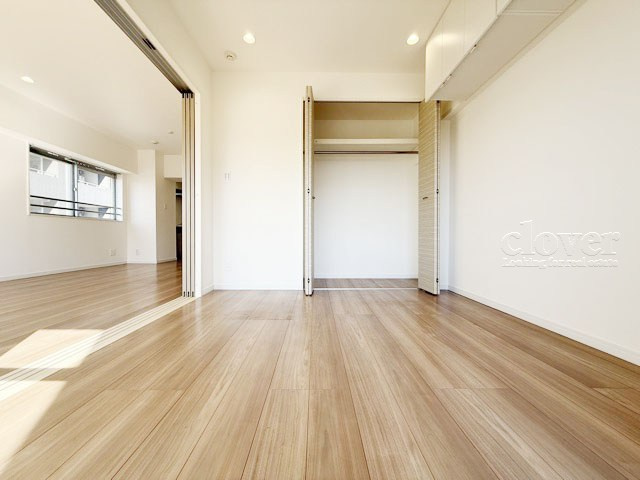 【洋室】 | ロイヤルパレス | 収納スペースを備えた洋室。現地をご覧になった際には、部屋の大きさのほか、収納部分のサイズなどもご確認ください。～即日のご見学可能～　お問合せはお気軽にどうぞ。