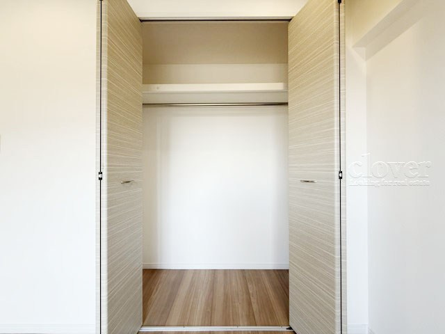 【収納】 | ロイヤルパレス | クローゼットの画像です。大きく左右に開いた扉の開放のしやすさと、奥行きを含めた収納部分のサイズ感をぜひ現地にてご確認ください。～即日のご見学可能～　お問合せはお気軽にどうぞ。