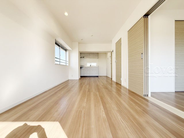 【居間・リビング】 | ロイヤルパレス | くつろぎの空間であるLDKの様子。安心してくつろげるよう派手さは控えて、さりとて地味すぎもせず、あなたの生活を彩ってくれます。～即日のご見学可能～　お問合せはお気軽にどうぞ。