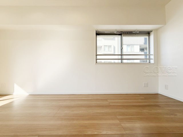 【居間・リビング】 | ロイヤルパレス | くつろぎの空間であるLDの様子。安心してくつろげるよう派手さは控えて、さりとて地味すぎもせず、あなたの生活を彩ってくれます。～即日のご見学可能～　お問合せはお気軽にどうぞ。