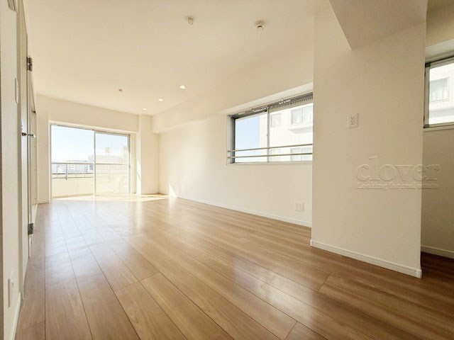 【居間・リビング】 | ロイヤルパレス | ゆったりと過ごせるよう機能的にデザインされたLD（リビング・ダイニング）の様子。その明るさや奥行きを感じてください。～即日のご見学可能～　お問合せはお気軽にどうぞ。