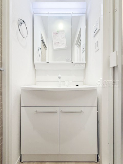 【独立洗面台】 | ロイヤルパレス | 三面鏡タイプの独立洗面台。鏡の裏スペースは収納になっています。毎朝、鏡に映った背景自体が「新居」の喜びを増幅してくれそうです。～即日のご見学可能～　お問合せはお気軽にどうぞ。