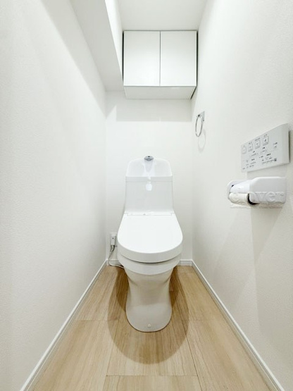 【トイレ】 | ロイヤルパレス | 温水洗浄便座つき　上部に収納を備えたトイレです。自宅の中でも最もプライベートな空間だからこそ、ほしい「落ち着き」がここにあります。～即日のご見学可能～　お問合せはお気軽にどうぞ。