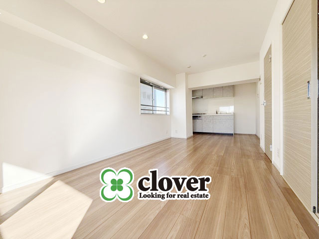 【居間・リビング】 | ロイヤルパレス | くつろぎの空間であるLDKの様子。安心してくつろげるよう派手さは控えて、さりとて地味すぎもせず、あなたの生活を彩ってくれます。～即日のご見学可能～　お問合せはお気軽にどうぞ。