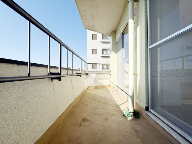 【バルコニー】 | ロイヤルパレス | バルコニーの様子。ここからの眺めが、日々のストレスを発散してくれることでしょう。ちなみにバルコニーは専有部分ではなく「共用部分」の扱いです。～即日のご見学可能～　お問合せはお気軽にどうぞ。