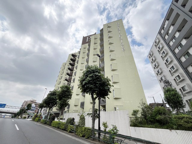 【現況写真】 | ロイヤルパレス | 前面道路と外観の様子です。～即日のご見学可能～　お問合せはお気軽にどうぞ。