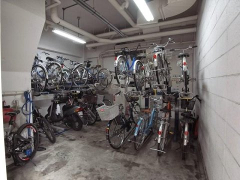 【駐輪場】 | ロイヤルパレス | 自転車置き場。マンションの共用部にあたります。空きの有無や駐輪料金、各戸の台数制限などについては、改めてお問い合わせください。～即日のご見学可能～　お問合せはお気軽にどうぞ。