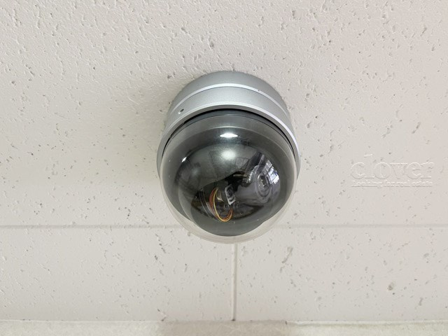 【防犯設備】 | ロイヤルパレス | 建物や敷地の隅々に目を光らせる防犯カメラが設置されています。現地を見学される際には、カメラの存在やその台数にも意識を払ってみてください。～即日のご見学可能～　お問合せはお気軽にどうぞ。