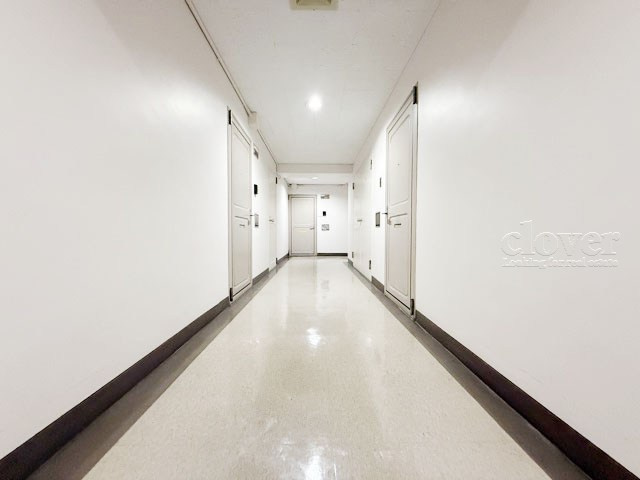 【その他共用部分】 | ロイヤルパレス | 共用廊下です。ここもきれいに清掃されています。周囲のお部屋の様子も、ぜひ伺ってみてください。～即日のご見学可能～　お問合せはお気軽にどうぞ。