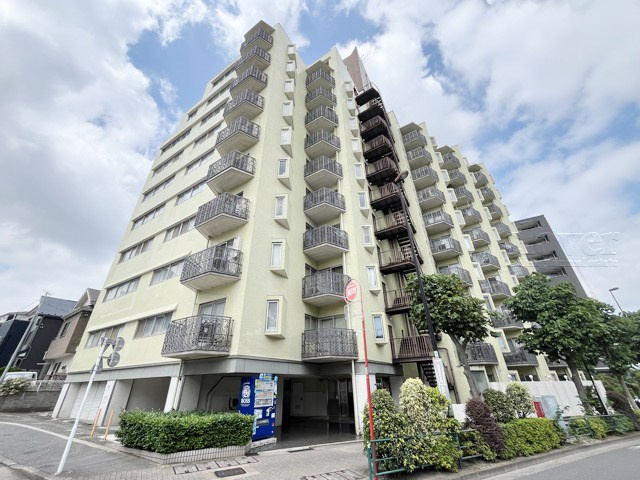 【外観】 | ロイヤルパレス | 手入れの行き届いた外壁やエントランスなど、「見ればわかる」レベルで清潔感を保ったマンションです。築年数を感じさせない姿で皆様をお出迎えします。～即日のご見学可能～　お問合せはお気軽にどうぞ。