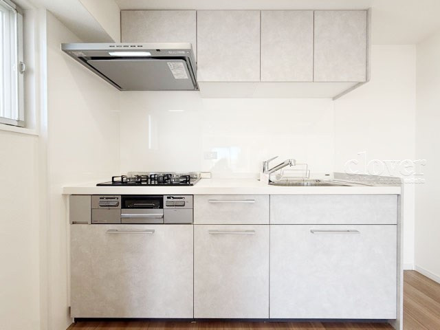 【キッチン】 | ロイヤルパレス | システムキッチンの様子。収納力もしっかり確保されており、気分よく調理や洗い物に精を出せそうですね。～即日のご見学可能～　お問合せはお気軽にどうぞ。