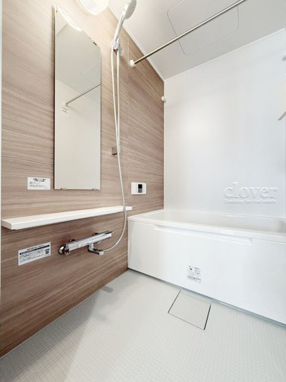 【浴室】 | ロイヤルパレス | 浴室乾燥機能付き　疲れと汚れを落として明日への活力を蓄える、癒しの空間＝バスルーム。とても大切な設備です。浴槽も洗い場も美しく整っています。～即日のご見学可能～　お問合せはお気軽にどうぞ。