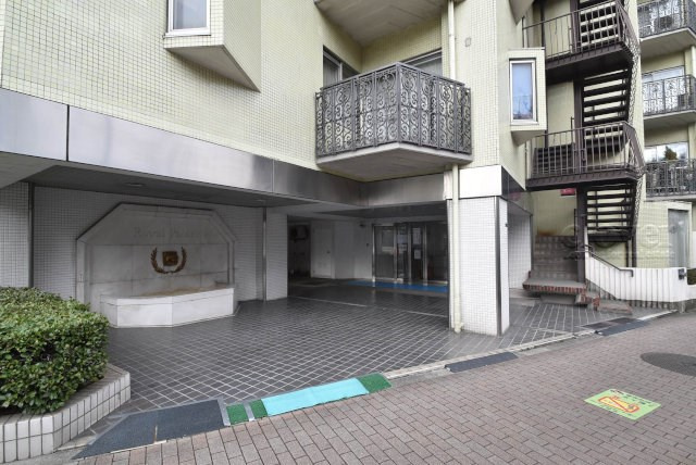 【エントランス】 | ロイヤルパレス | オートロックを備えた、マンションのエントランス。やはりセキュリティの観点は欠かすことができません。皆様を“安全”に送り出し、出迎えてくれます。～即日のご見学可能～　お問合せはお気軽にどうぞ。