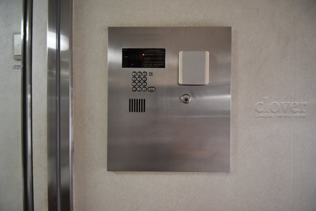 【防犯設備】 | ロイヤルパレス | 部外者の出入りを規制するオートロックの操作盤。「マンションに欲しいセキュリティ」の筆頭格です。これがあるだけで、安心感はひときわ増します。～即日のご見学可能～　お問合せはお気軽にどうぞ。