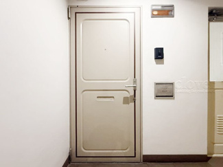 【その他共用部分】 | 皆様をお迎えする、お部屋の玄関ドア。開けやすさや開放角度、ドアノブの操作しやすさや鍵の形状などを、現地で一度ご確認ください。～即日のご見学可能～　お問合せはお気軽にどうぞ。