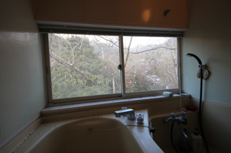 【浴室】 | 大津市北小松1372-25　中古戸建 | お風呂につかりながら山の自然を堪能できます