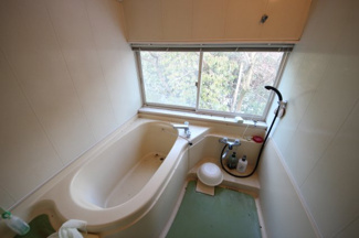 【浴室】 | 大津市北小松1372-25　中古戸建 | お風呂につかりながら山の自然を堪能できます