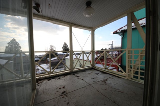 【バルコニー】 | 大津市北小松1372-25　中古戸建 | 広々とした二階バルコニー