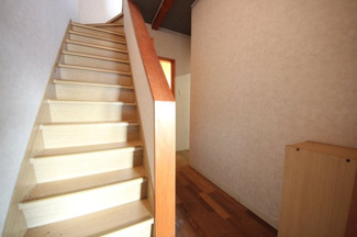 【内装】 | 大津市北小松1372-25　中古戸建 | 二階への階段