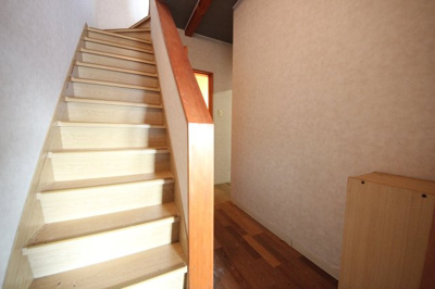 【内装】 | 大津市北小松1372-25　中古戸建 | 二階への階段