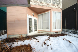 【玄関】 | 大津市北小松1372-25　中古戸建 | デザインされた玄関外観