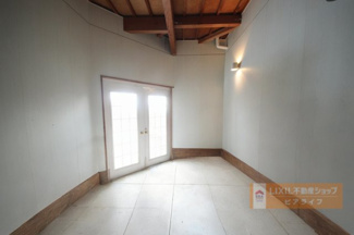 【玄関】 | 大津市北小松1372-25　中古戸建 | 広々土間玄関、AIによる家具消し加工済