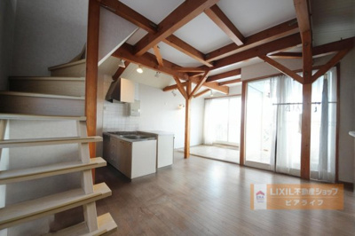 【居間・リビング】 | 大津市北小松1372-25　中古戸建 | 二階リビング、AIによる家具消し加工