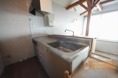 【キッチン】 | 大津市北小松1372-25　中古戸建 | 二階キッチン、AIによる家具消し加工済