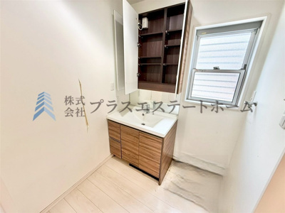 【玄関】 | 垂水区つつじが丘2丁目戸建 | 洗面ボウルも広くメイクの時間をより素敵に♪