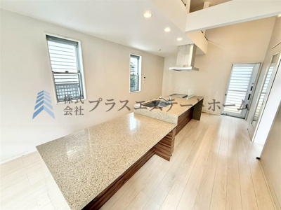 【居間・リビング】 | 垂水区つつじが丘2丁目戸建 | スタジオのようなアイランドキッチン♪お料理教室を開けそうですね♪