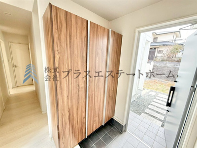 【玄関】 | 垂水区つつじが丘2丁目戸建 | 広々玄関で来客時も安心♪シューズボックスもあるためたくさんの靴を収納できます♪