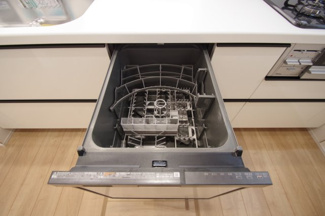 【キッチン】 | 【仲介手数料無料！！】日野市南平1丁目　新築戸建て（全2棟）2号棟　4480万円 | 食器洗い乾燥機