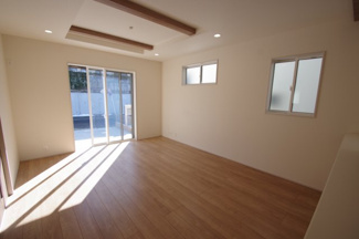 【居間・リビング】 | 【仲介手数料無料！！】日野市南平1丁目　新築戸建て（全2棟）2号棟　4480万円