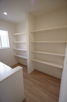 【収納】 | 【仲介手数料無料！！】日野市南平1丁目　新築戸建て（全2棟）2号棟　4480万円 | パントリー