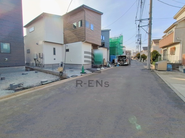【前面道路含む現地写真】 | 西東京市北町５丁目　新築戸建て　１号棟 | 落ち着いた低層住宅街の一角、穏やかな街並みが広がります