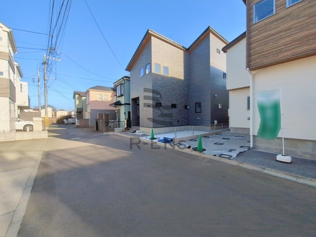 【前面道路含む現地写真】 | 西東京市北町５丁目　新築戸建て　１号棟 | 落ち着いた低層住宅街の一角、穏やかな街並みが広がります