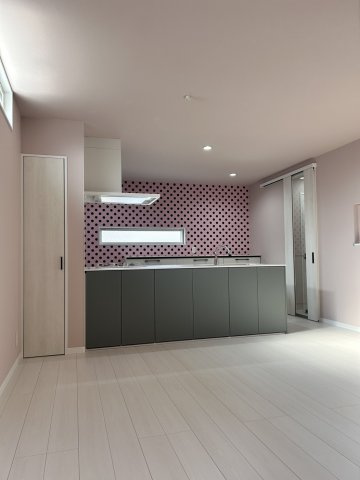 清水丘１の居間・リビング|イメージ例：広々18.5帖のリビングはインテリアや家具選びも楽しくなりそうですね。家族みんながくつろげる空間づくりには自信がありますので、ぜひご相談ください！