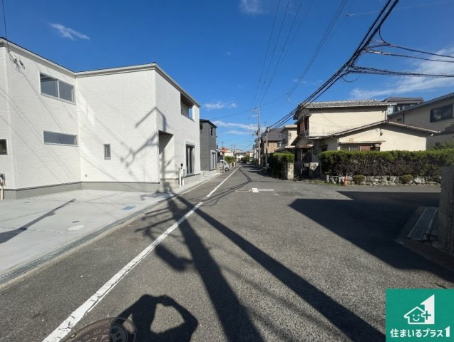 貝塚市澤　第9期　新築一戸建ての前面道路含む現地写真|周辺は閑静な住宅街！前面道路広々で車の出し入れも便利です。駐車が苦手な方でも安心して車庫入れできます！