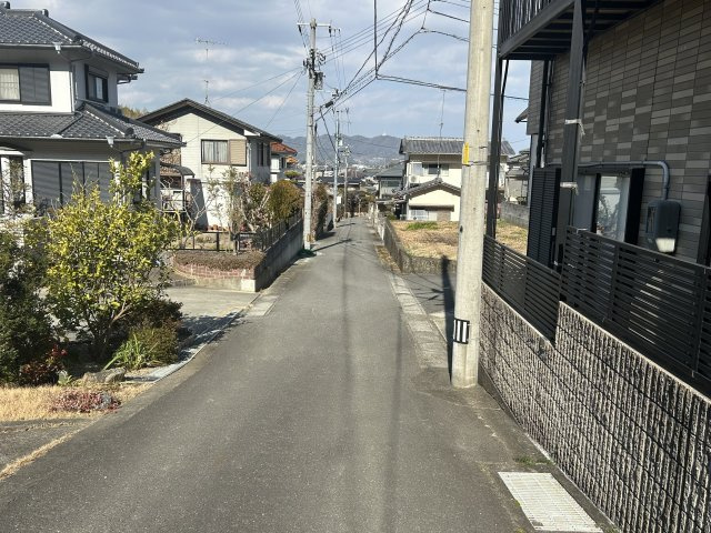 徳島市勝占町中山中古戸建の前面道路含む現地写真