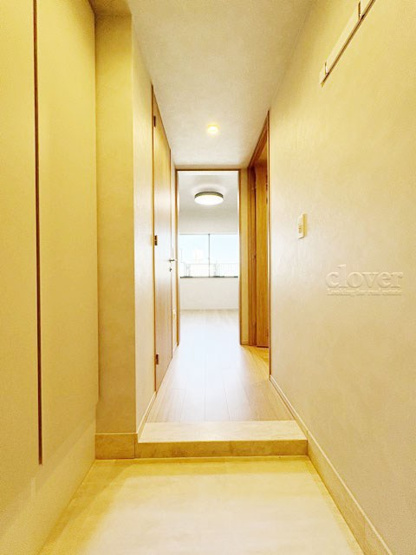 【玄関】 | サンウッド浜田山 | 玄関ドアを背に、廊下と室内を望みます。ナチュラル系の色合いを重視した内装のイメージをご確認ください。お部屋の第一印象やイメージを決定づける空間です。～即日のご見学可能～　お問合せはお気軽にどうぞ。